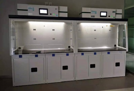 What situations in the laboratory need to use a fume hood?